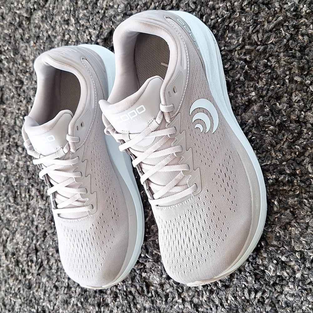 Sz 9.5 Wide Topo Athletic Phantom 3  Gray/ Stone Running Woman Sneakers